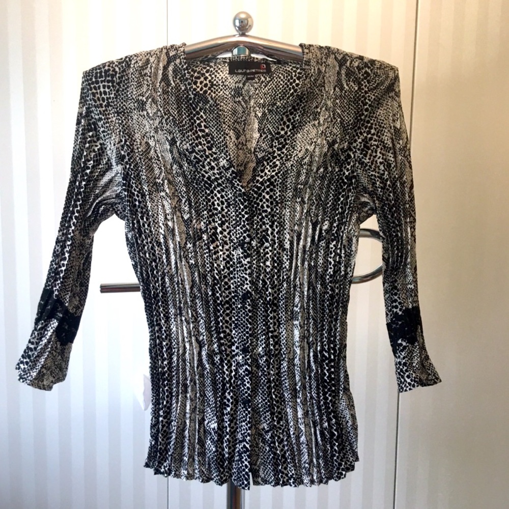 NWOT Laura Petites black and white gathered fitted flattering blouse Size M